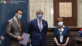 Tisková konference k dalšímu uvolňování v Česku: Hlavní hygienička ČR Jarmila Rážová, ministr zdravotnictví Adam Vojtěch (za ANO) a epidemiolog Rastislav Maďar (18. 6. 2020)