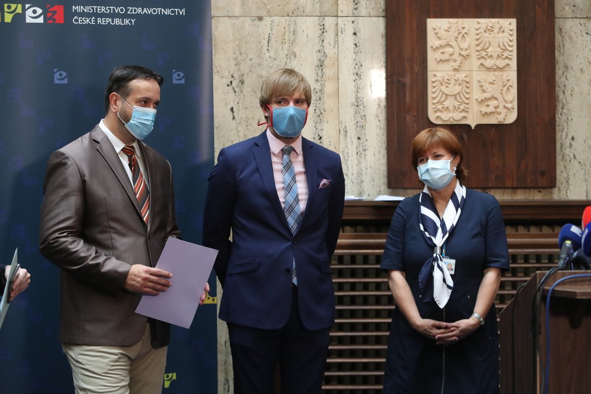 Tisková konference k dalšímu uvolňování v Česku: Hlavní hygienička ČR Jarmila Rážová, ministr zdravotnictví Adam Vojtěch (za ANO) a epidemiolog Rastislav Maďar. (18.6.2020)