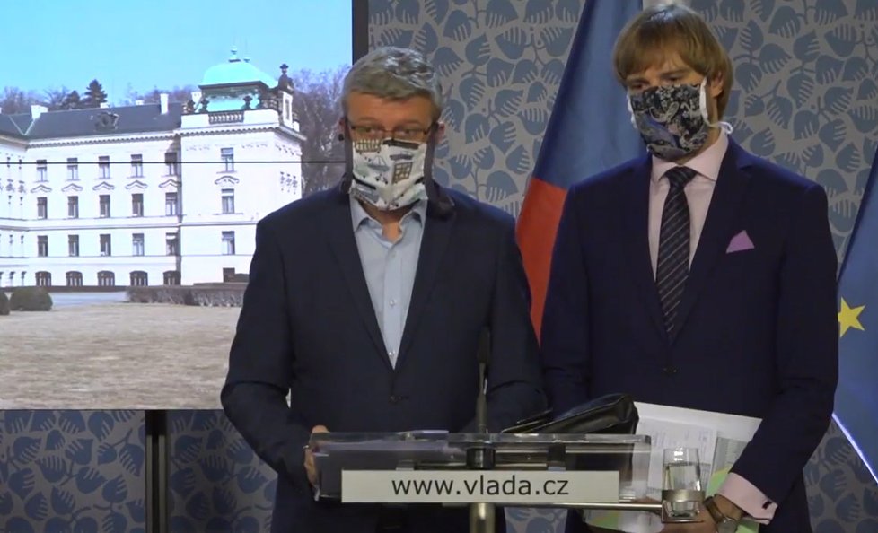 Ministr průmyslu a obchodu a ministr dopravy Karel Havlíček sdílel stoleček s ministrem zdravotnictví Vojtěchem.