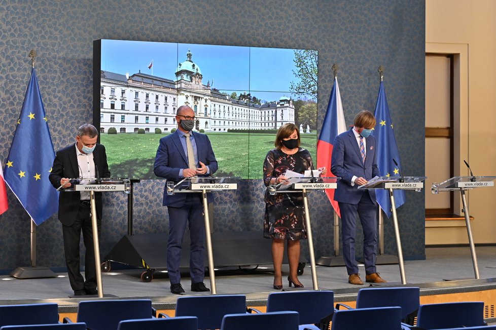 Tisková konference o koronaviru: Ministr kultury Lubomír Zaorálek, ministr školství Robert Plaga, ministryně financí Alena Schillerová a ministr zdravotnictví Adam Vojtěch (30.4.2020)