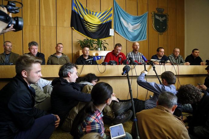 Tisková konference separatistů a zajatých členů mise OBSE ve Slavjansku