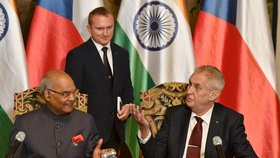 Indický prezident Rám Náth Kóvind (vlevo) a prezident ČR Miloš Zeman uspořádali společnou tiskovou konferenci na Pražském hradě