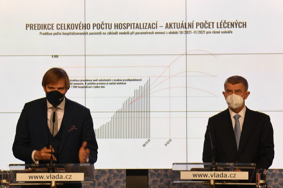 Zleva ministr zdravotnictví Adam Vojtěch a premiér Andrej Babiš vystoupili na tiskové konferenci po mimořádné schůzi vlády v demisi, která projednávala nová opatření proti šíření onemocnění covid-19 (25. 11. 2021)