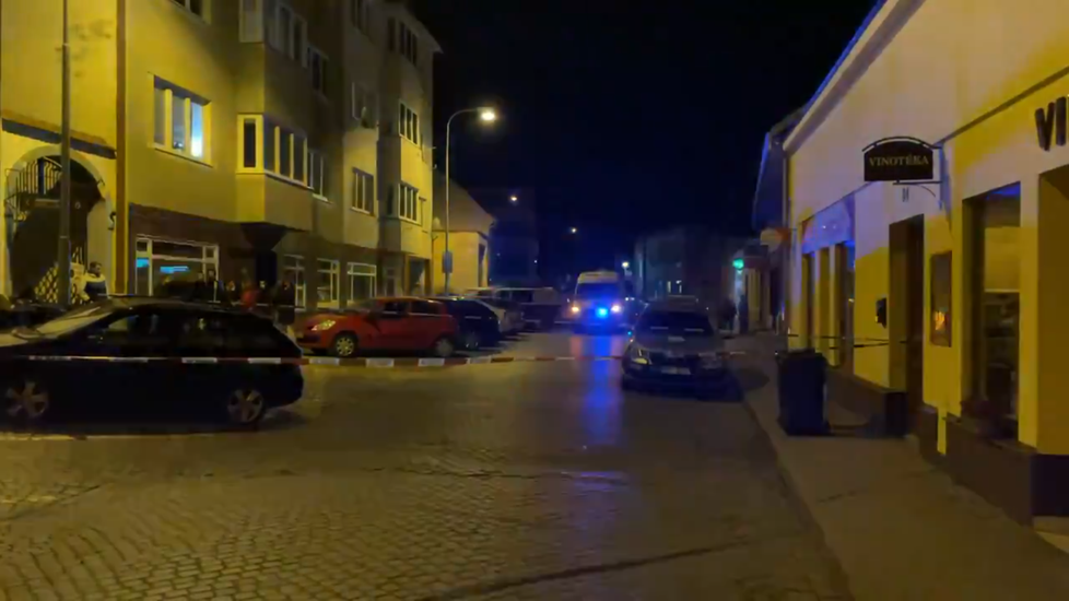 Útočník v Tišnově napadl rodinu, šest osob zranil.