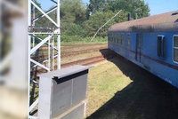 Výluka na trati u Tišnova, kde vykolejil vlak, trvá: Jezdí tu motoráky a autobusy