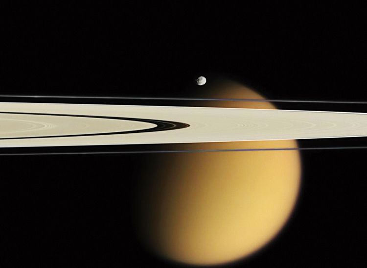 Na největším Saturnově měsíci Titanu panují extrémně drsné podmínky. V budoucnu by jim měl čelit na pohled křehký nafukovací letoun.