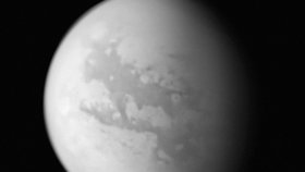 Na Titanu, měsíci, který obíhá kolem planety Saturn, by podle amerických vědců mohli žít mimozemšťané