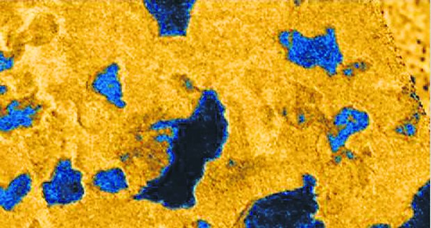Modré plochy na Titanu jsou podle vědců tvořeny kapalinou