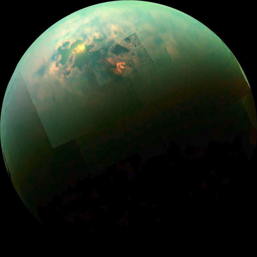 Mimozemský oceán: Odlesk slunečních paprsků na severních mořích Titanu. Snímek je poskládán ze záběrů, které pořídila sonda Cassini