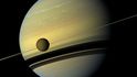 Snímek Saturnu a Titanu v přirozených barvách
