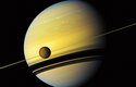 Saturnovy prstence a měsíc Titan