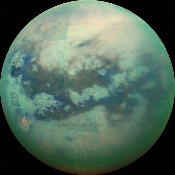 Kdyby Titan neobíhal okolo Saturnu, mohl by být planetou. Je větší než &#34;náš&#34; Měsíc a dokonce větší než planeta Merkur