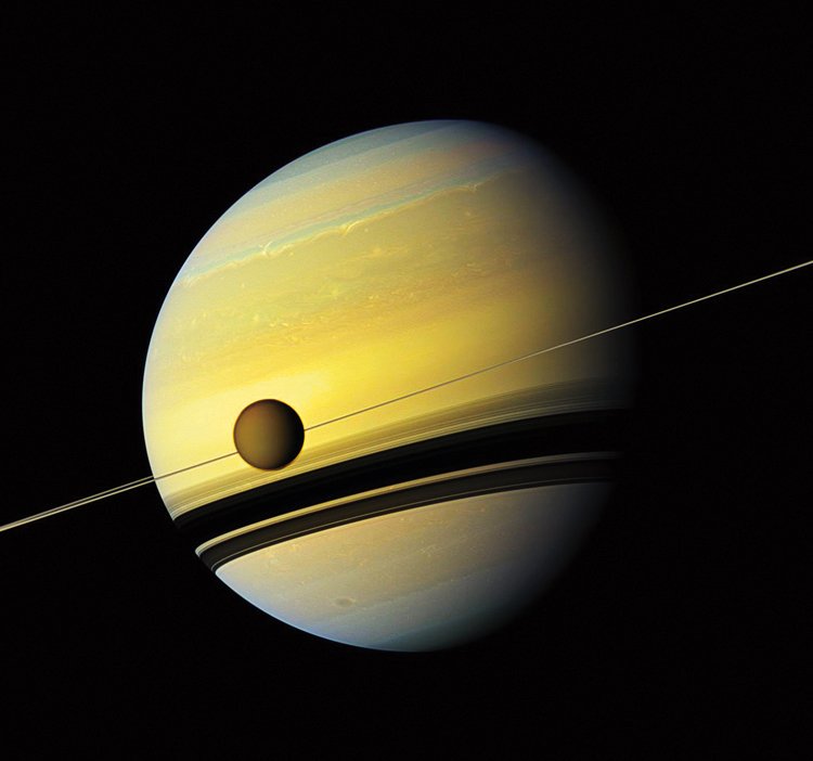 Saturnovy prstence a měsíc Titan