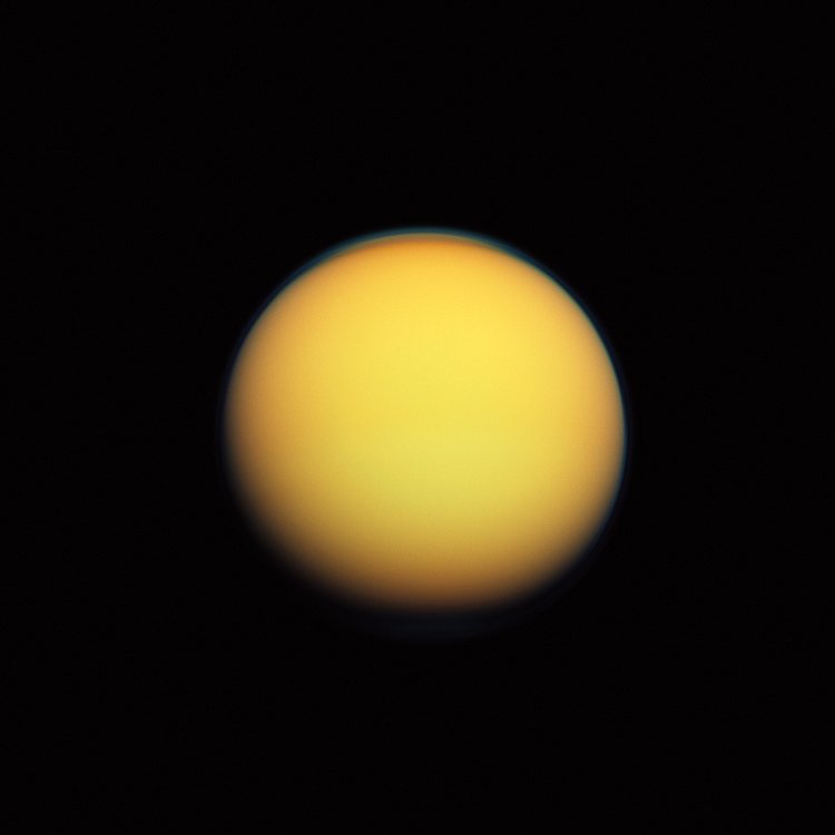 Žlutooranžovou barvu Titanu dodává přítomnost aromatických uhlovodíků v atmosféře