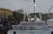 Ledová plastika Titanicu budí na Moravském náměstí v Brně od samého začátku po dohotovení pozornost návštěvníků vánočních trhů.