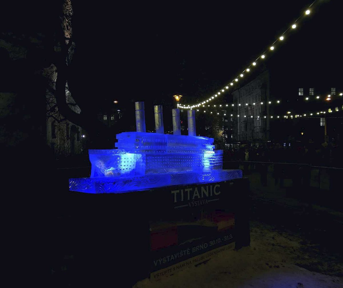 V noci je ledová socha Titanicu na Moravském náměstí v Brně slavnostně nasvícená.