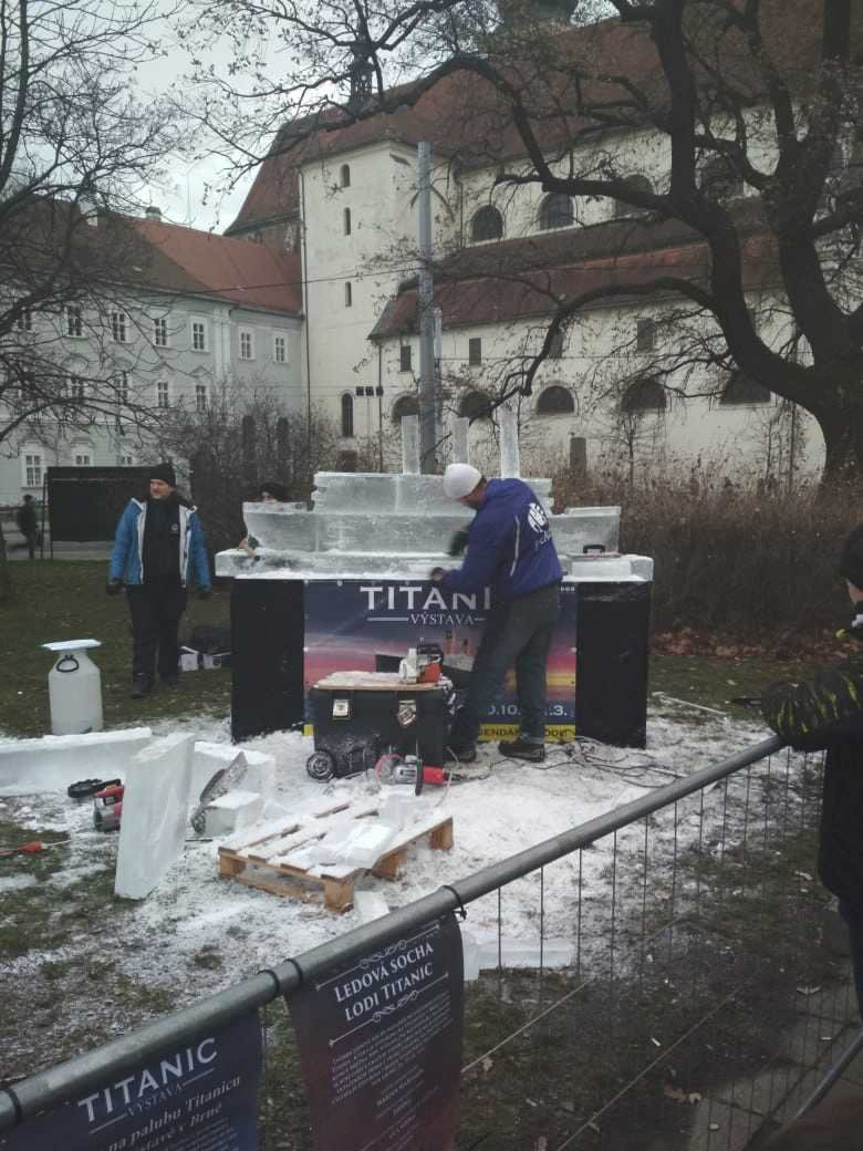 Sochař Marian Maršálek opracovává na Moravském náměstí v Brně ledové kvádry do podoby plastiky slavného Titanicu.