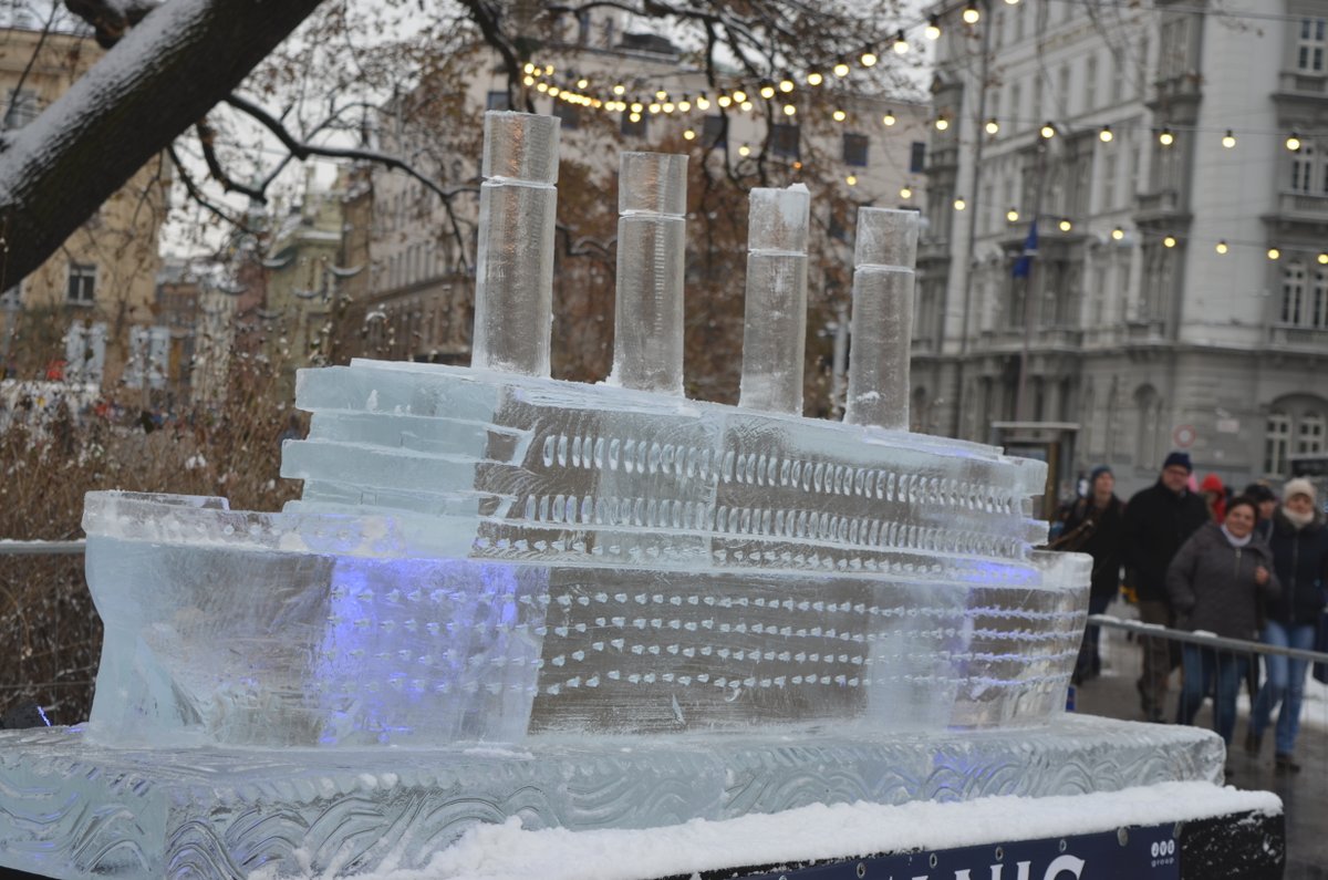 Ledová plastika Titanicu budí na Moravském náměstí v Brně od samého začátku po dohotovení pozornost návštěvníků vánočních trhů.