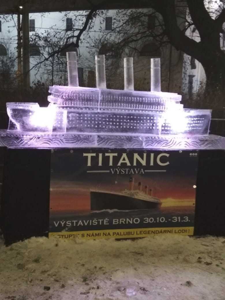 V noci je ledová socha Titanicu na Moravském náměstí v Brně slavnostně nasvícená.