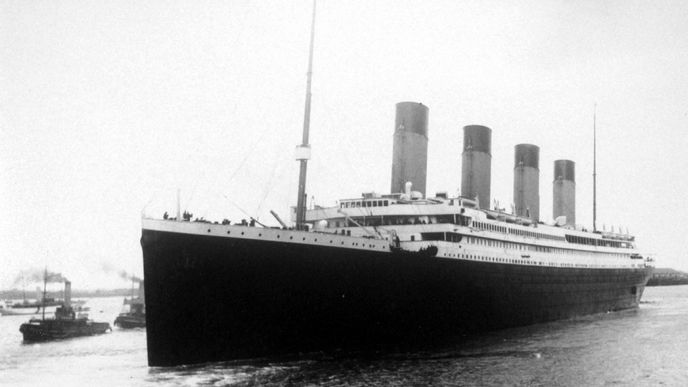 Titanic se potopil při své první plavbě z britského Southamptonu do New Yorku v Atlantském oceánu 15. dubna 1912 poté, co narazil do ledovce. Při neštěstí zemřelo přes 1500 lidí.