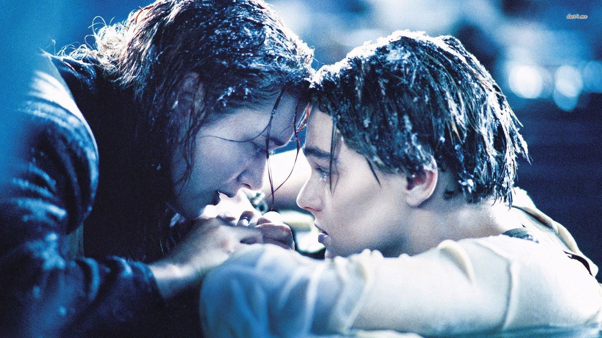 Při scénách, kdy zatopí Titanic první ledová vlna museli herci zahrát vše na první dobrou, protože se scéna mohla točit jen jednou. Kulisy totiž byly při této scéně zničeny.