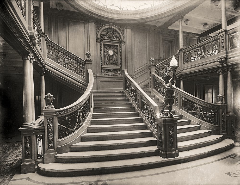 Slavné velké schodiště na palubě původního Titaniku, novodobá replika by měla mít podobné