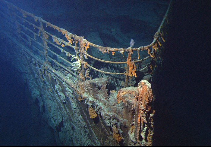 Titanic narazil 14. dubna na ledovec, velmi rychle se potopil a v moři utonulo přes 1500 lidí. Holversonova manželka byla mezi přeživšími.