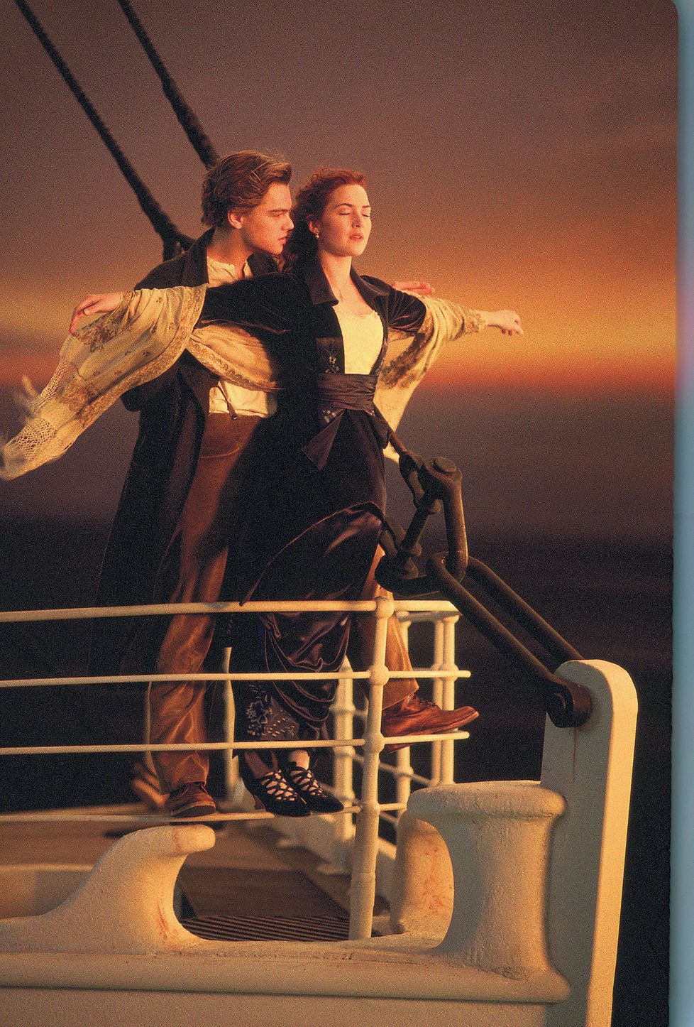 Tato scéna, kdy Jack Dawson (Leonardo DiCaprio) drží na přídi svou Rose (Kate Winslet), se stala legendární. Jen málokdo si na slavnou dvojici na lodi nezahraje.