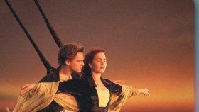 Tato scéna, kdy Jack Dawson (Leonardo DiCaprio) drží na přídi svou Rose (Kate Winslet), se stala legendární.
