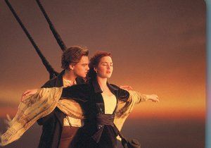 Tato scéna, kdy Jack Dawson (Leonardo DiCaprio) drží na přídi svou Rose (Kate Winslet), se stala legendární.