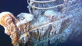 Vrak rozežírají bakterie - Zrezavělé zábradlí skrývalo dosud neznámou bakterii, která vrak rozežírá. Jmenuje se Halomonas titanicae a podle vědců hrozí, že do dvaceti let zůstane z Titaniku pouze rezavá skrvna na dně oceánu.