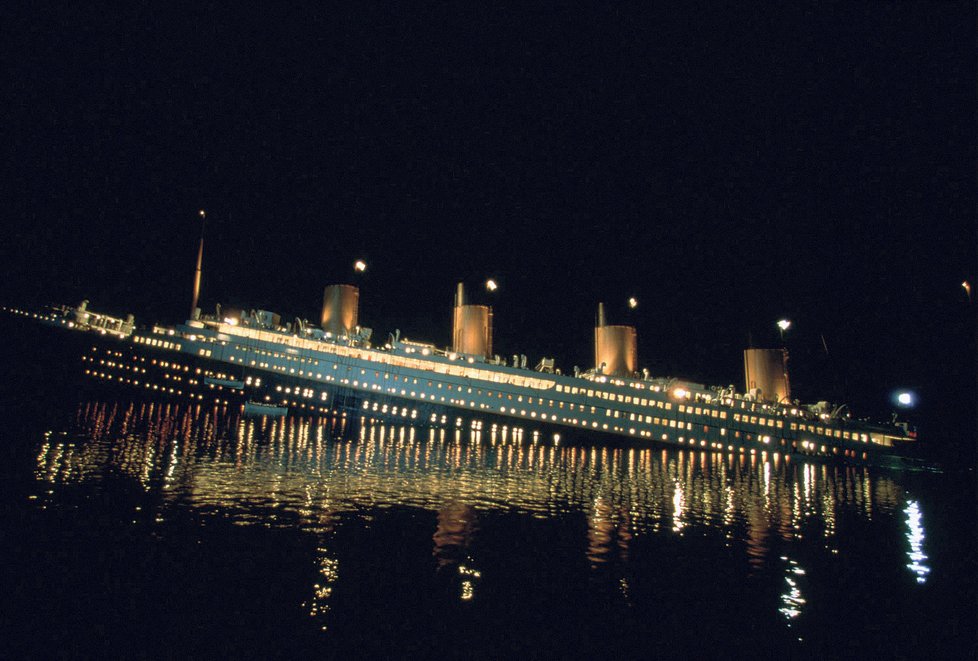 Scéna, kdy se Titanic potápí, se natáčela v obří nádrži.