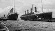 Titanic (vpravo) a Olympic při dokončování mimo suchý dok.