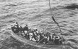 Trosečníci na záchranném člunu. Na pomoc jim přijela loď Carpathia.