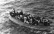 Přeživší z Titanicu na jednom ze záchranných člunů