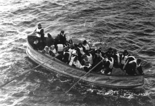 Přeživší z Titanicu na jednom ze záchranných člunů