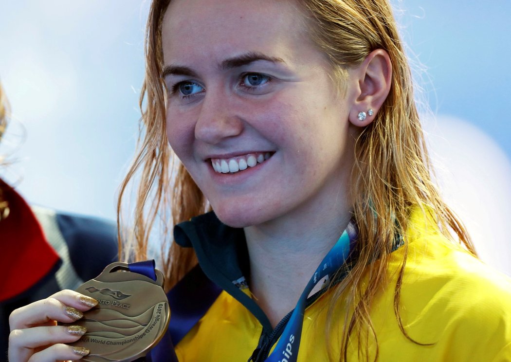 Ariarne Titmusová pózuje s bronzovou medailí