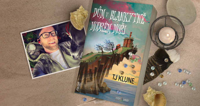Recenze: Dům v blankytně modrém moři budete obývat s chutí (a potleskem)