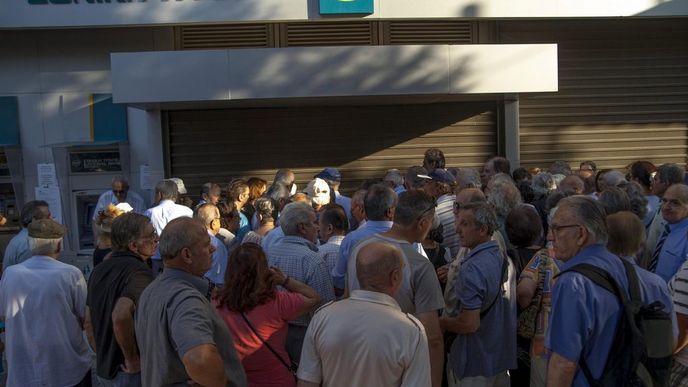 Tlačenice před řeckou bankou