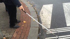 Místo pomoci nevidomého přepadl: Policisté pátrají po lupiči