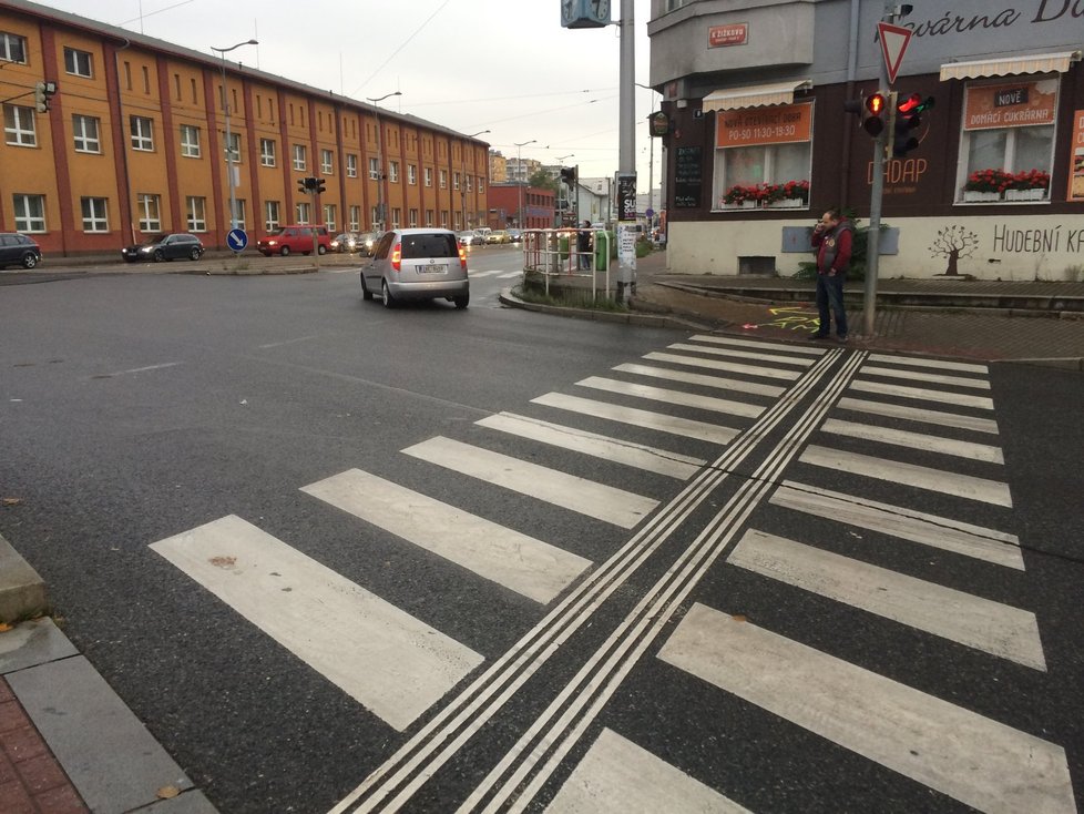 Při chůzi po přechodu se řídí nevidomý člověk dle čar, které křižují zebru.