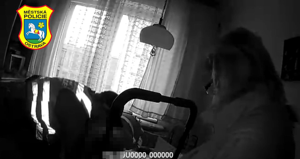 Důchodkyně v Ostravě doma upadla, senior tlačítkem si přivolala pomoc.