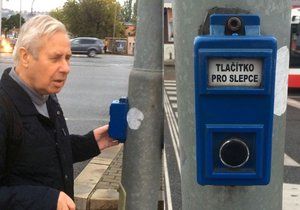 Slepec pozná tlačítko podle hlavičky šroubu, která se nachází na horní ploše.