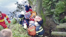 Můstek neunesl tlouštíka a on se propadl do čtyřmetrové hloubky