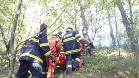 Hasiči a záchranáři se složitě dostali k zraněnému a připevnili ho na nosítka