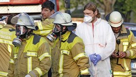 Zasahující hasiči a záchranáři zápach nevydrželi a nasadili si plynové masky a roušky.