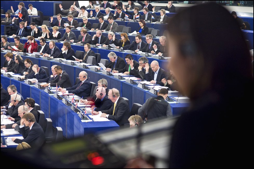 Stovky tlumočníků zajišťují, aby si europoslanci rozuměli