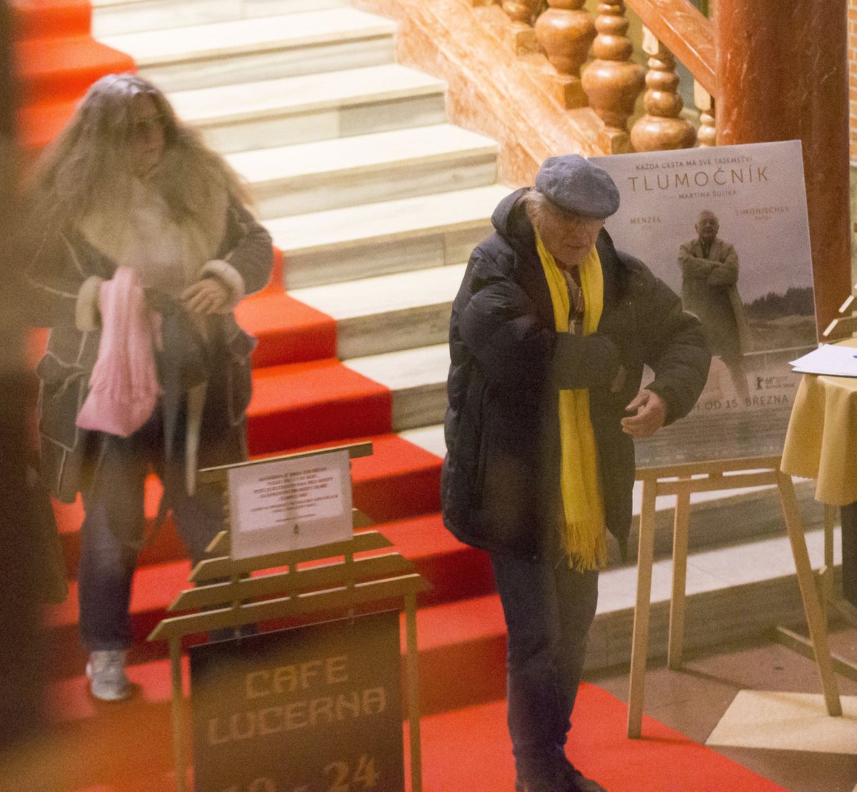 Slavnostní premiéra filmu Tlumočník, ve kterém exceluje Jiří Menzel. Hvězdy se slétly do pražského kina Lucerna.