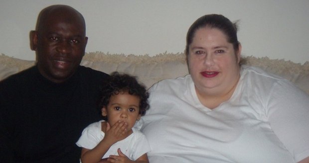 Obézní Donna Simpson s manželem a dcerou. Má jediný sen. Touží být tou nejtlustší ženou planety.