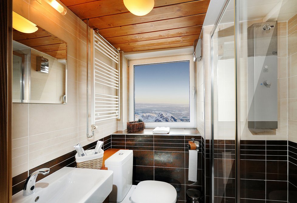 Toaleta na Lomnickém štítě je nejvýše položenou toaletou na Slovesku. Ten výhled!